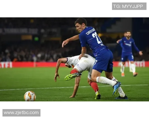 足球扔下悬崖的瞬间是勇气的考验还是无畏的冒险之旅